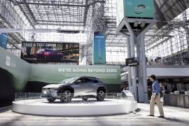Una persona mira el Toyota bZ4X en el Auto Show de Nueva York 2022.