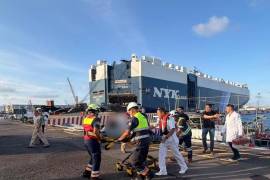 Personal naval atendió un llamado de emergencia relacionado con dos personas de nacionalidad extranjera.