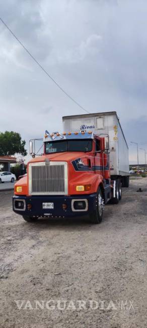 $!Un tráiler que no respetó una señal de alto causó un aparatoso percance vial.