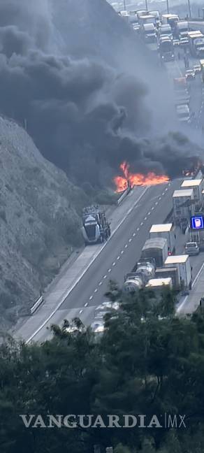$!Choque fatal en Autopista Saltillo - Monterrey, camión habría impactado a familia; reportan personas sin vida