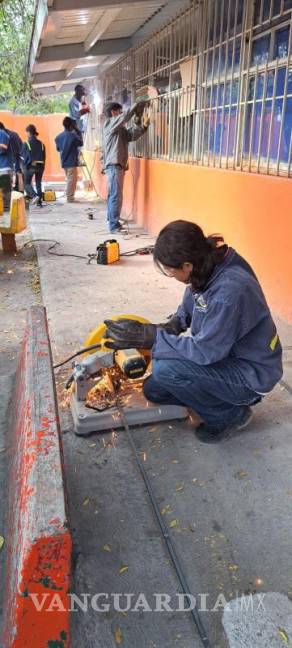 $!Los estudiantes de Cecytec Frontera durante los trabajos de soldadura en las instalaciones de la escuela primaria José María Morelos y Pavón.