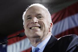 El senador republicano John McCain de Arizona, uno de los posibles candidatos presidenciales, celebra en Miami tras ganar las elecciones primarias republicanas en Florida el 29 de enero de 2008.