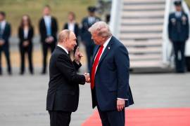 El presidente Donald Trump estrechando la mano del presidente de Rusia, Vladimir Putin, durante su reunión en Alaska el año pasado.
