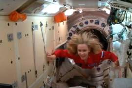 Una imagen fija extraída de un video facilitado por la Corporación Espacial Estatal de Rusia ROSCOSMOS muestra a Yulia Peresild entrando en la Estación Espacial Internacional (EEI). EFE/EPA/ROSCOSMOS