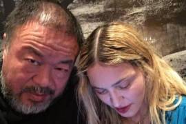 El artista Ai Weiwei se fotografía con Madonna