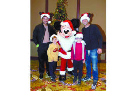 Ricky Martin visita Disneyland con toda la familia