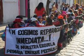 Alumnos de escuela primaria de Oaxaca reanudan clases en la calle