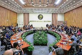 La autoridad electoral indicó que, por unanimidad, en ambos casos se resolvió que no procede ordenar el retiro de los materiales.