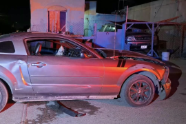 El Ford Mustang terminó severamente dañado tras impactarse contra un poste y dos vehículos estacionados.