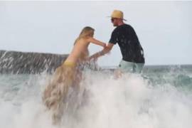 Una ola derriba a Kate Upton mientras posaba en topless para Sport Illustrated