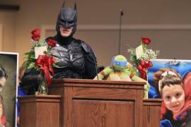 Triste adiós: Despiden con trajes de superhéroes a niño que murió en tiroteo
