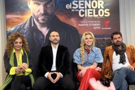 El elenco de la octava temporada de “El Señor de los Cielos”, Marisela González (i), Rafael Amaya (2-i), Isabella Castillo (2-d) e Iván Arana (d) en Los Ángeles, California.