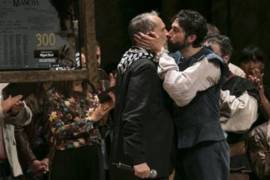 Miguel Bosé y Benny Ibarra se besan en el teatro