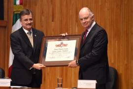 Enrique Krauze recibe &quot;Honoris Causa&quot; de la UdeG