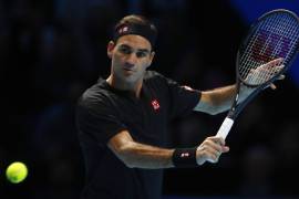 Roger Federer pasa sobre Matteo Berrettini en las ATP Finals