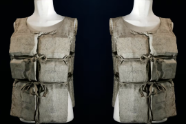 Un chaleco salvavidas del Titanic, usado por una sobreviviente del histórico naufragio de 1912, fue subastado por una cifra récord.