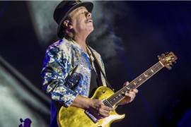 Carlos Santana se desvaneció en el escenario durante un concierto que ofrecía este martes en Detroit, Michigan.