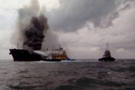 Sofocan incendio en el buque Burgos de Pemex; cargaba 160 mil barriles de combustible
