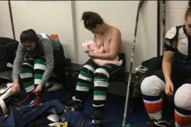 Jugadora de hockey que alimenta a su bebé de 8 semanas durante el mediotiempo