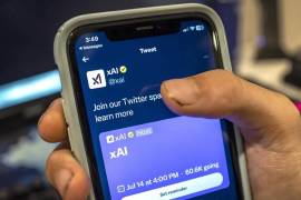 Una persona sosteniendo un celular con la aplicación xAI en Miami.