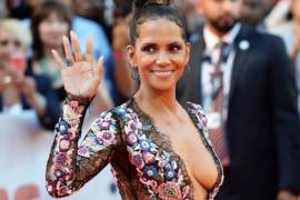 Halle Berry luce escote de impacto en Toronto