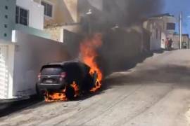 Explotan automóvil de reportero en Campeche