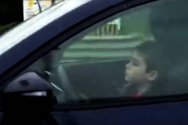 Captan a niño manejando a más de 100 km/h en Monterrey (Video)
