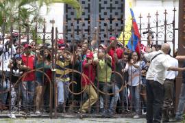 Chavistas asaltan el Parlamento de Venezuela