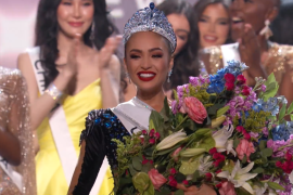 R’Bonney Nola Gabriel estrena la corona Miss Universo.