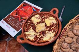 Aunque varios negocios aparecen entre las menciones, el ejercicio reflejó que la capirotada continúa siendo principalmente un platillo preparado en casa, con numerosas referencias a recetas familiares.