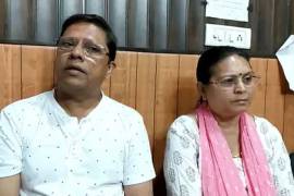 Sadhana y Sanjeev Prasad, padres que demandaron a su hijo.