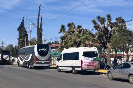 Dueños de unidades de turismo y carga protestaron ante la SICT por abusos de las grúas del servicio federal.