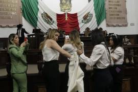 La alcaldesa de Múzquiz, Tania Flores, acudió al Congreso del Estado donde mostró golpes que presuntamente recibió en una trifulca del pasado viernes en Múzquiz.