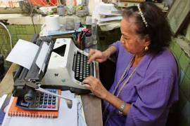 La vieja máquina de escribir aún da batalla pese al avance tecnológico.