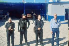 El alcalde de Monclova, Mario Dávila, (derecha), informó que la investigación de la denuncia contra el mando policiaco está en curso.