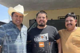 Julión Álvarez convivió con trabajadores de La Violeta en Monclova durante una visita inesperada.