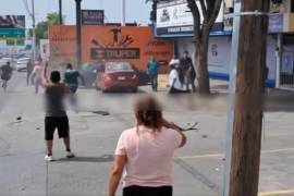 Los denunciantes afirman que entre 40 y 50 taxistas los atacaron con piedras, palos y tubos.