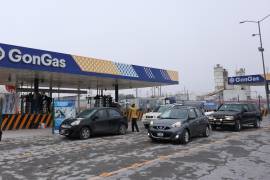 Clientes esperando su turno para llenar cilindros de gas LP en una gasera de Saltillo, mientras el clima frío persiste en la ciudad.