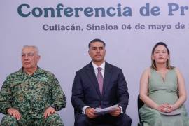 Ricardo Trevilla Trejo, secretario de Defensa; Omar García Harfuh, secretario de Seguridad y Protección Ciudadana; y Yeraldine Bonilla Valverde, gobernadora interina de Sinaloa, en las instalaciones de la Novena Zona Militar.