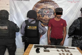 En el inmueble señalado como casa de seguridad se aseguraron un fusil AK-47, cartuchos, mariguana y tres vehículos, según la autoridad.