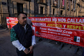 Connacionales llevaron su reclamo hasta el Zócalo para denunciar presuntas irregularidades en trámites y trato a mexicanos en una sede consular de Estados Unidos.