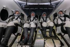 El cosmonauta de Roscosmos, Oleg Platonov (i), los astronautas de la NASA, Mike Fincke y Zena Cardman, y la astronauta de la JAXA, Kimiya Yui poco después de haber aterrizado en el océano Pacífico.