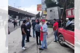 Un camión de carga embistió a varios vehículos tras sufrir una presunta falla en los frenos, a la altura de una gasolinera G500; un bloqueo de manifestantes ya complicaba la circulación en la zona.