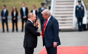 El presidente Donald Trump estrechando la mano del presidente de Rusia, Vladimir Putin, durante su reunión en Alaska el año pasado.