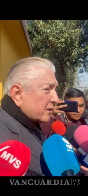 $!Ex gobernador de Nuevo León, Sócrates Rizzo, da palabras de despedida a Carlos Bremer.