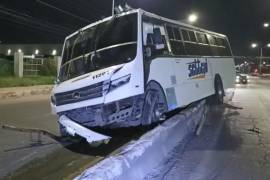 El fuerte impacto desprendió parte de las estructuras de acero que resguardan el puente vehicular.