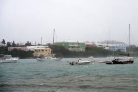 El ojo del huracán de categoría 3 Nicole pasa sobre las islas Bermudas