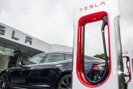 Tesla rectifica y reduce el aumento de precios de su 'supercarga'
