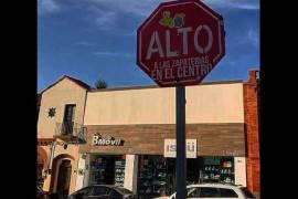 Mensaje que expresa el rechazo a la proliferación de zapaterías en la Zona Centro de Saltillo. FOTO: MARÍA ARREDONDO