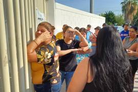 Padres de familia mantienen cerrado el acceso a la primaria Sara Rendón García en demanda de una solución al proyecto del techado estructural, en Frontera, Coahuila.